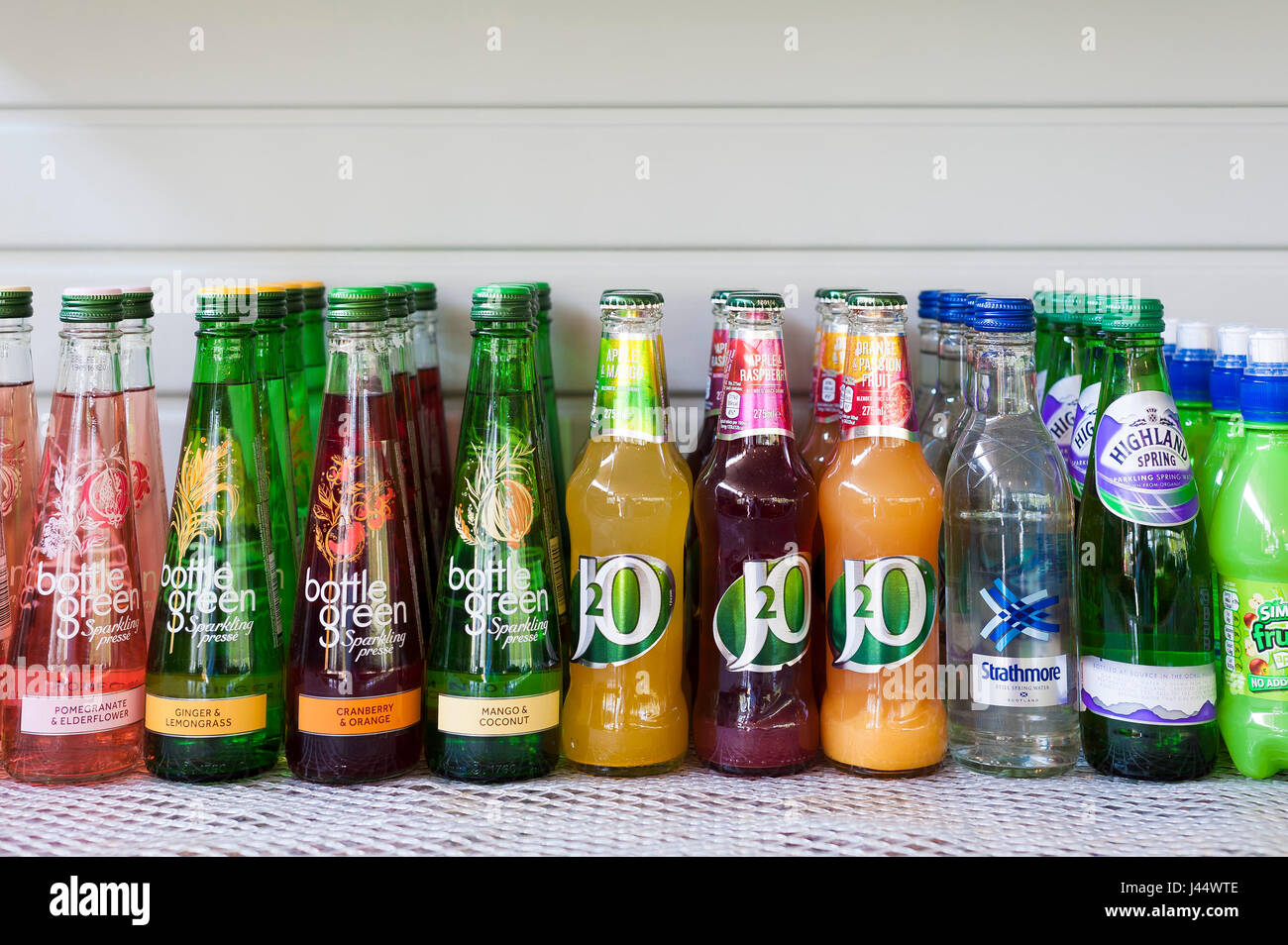 Flaschen von Erfrischungsgetränken auf einem Regal; Nicht alkoholische; Marken; Die Namen; Arten; Wahl; Vielfalt Stockfoto