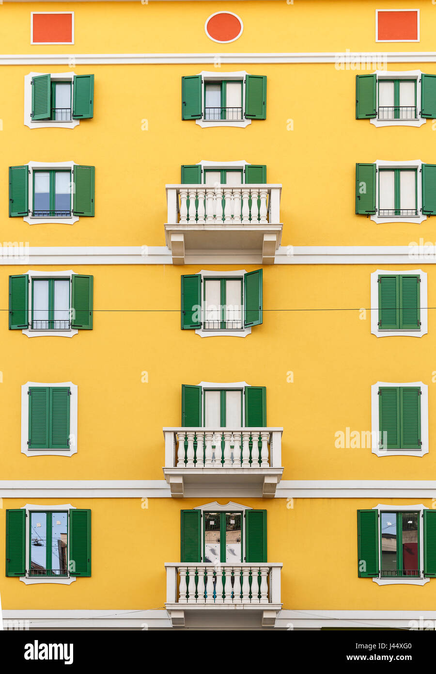 Schöne Fassade des Gebäudes in einer der Straßen von Mailand Stockfoto