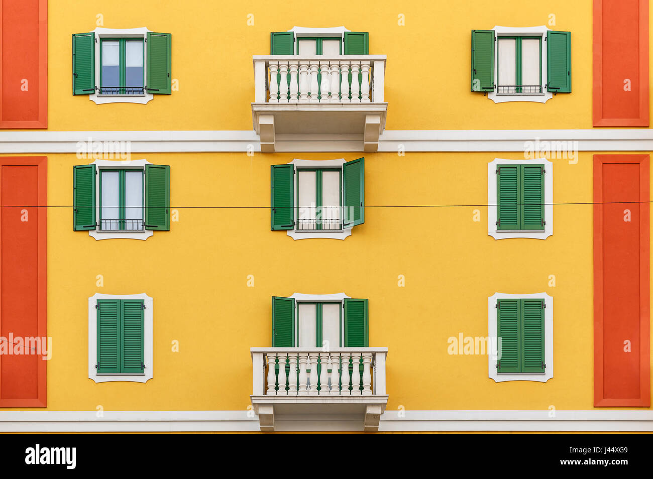 Schöne Fassade des Gebäudes in einer der Straßen von Mailand Stockfoto