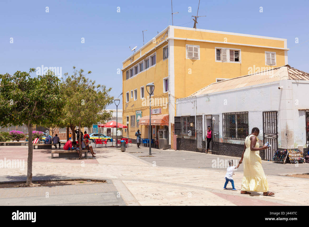 Kap VERDE-SAL Quadrat mit lokalen HAUPTPERSONEN in der Hauptstadt Stadt Espargos, Santa Maria, Sal Insel, Kap Verde, Afrika Stockfoto