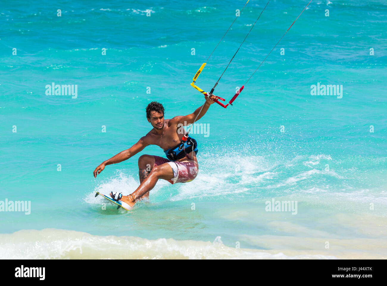 Kap VERDE-SAL Kite Surfer Kite-Surfen vor Kitebeach, Costa da Fragata, Santa Maria, Sal, Kap Verde, Praia da Fragata, Afrika Stockfoto