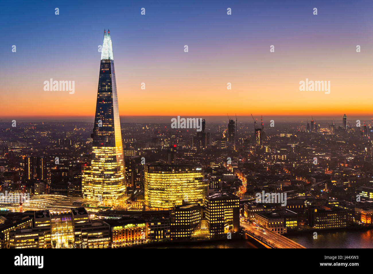 London Skyline Shard London Nacht der Shard London bei Nacht Sonnenuntergang sky London Skyline Nacht Großbritannien Großbritannien Hauptstadt Stadt uk gb England Stockfoto