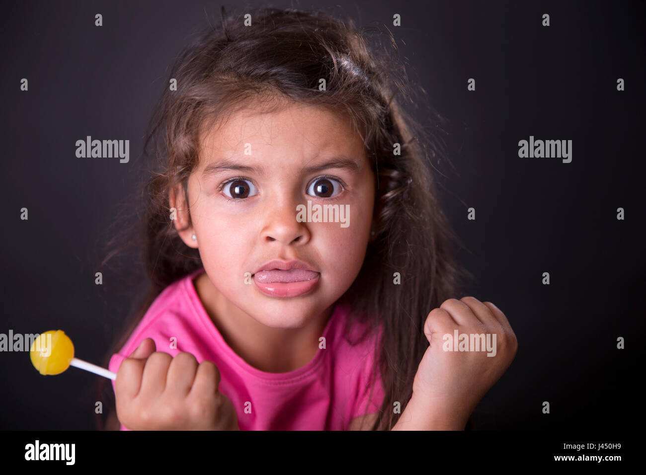 Porträt von beleidigt kleines Mädchen halten Hand in der Nähe von Gesicht beim wegsehen Stockfoto