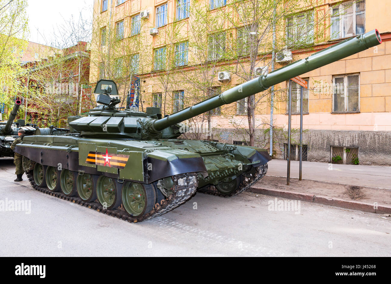 Samara, Russland - 6. Mai 2017: Neue militärische modifizierte russische Armee Kampfpanzer T-72B3M in grüne Tarnung in der Stadtstraße in Samara, Russland Stockfoto