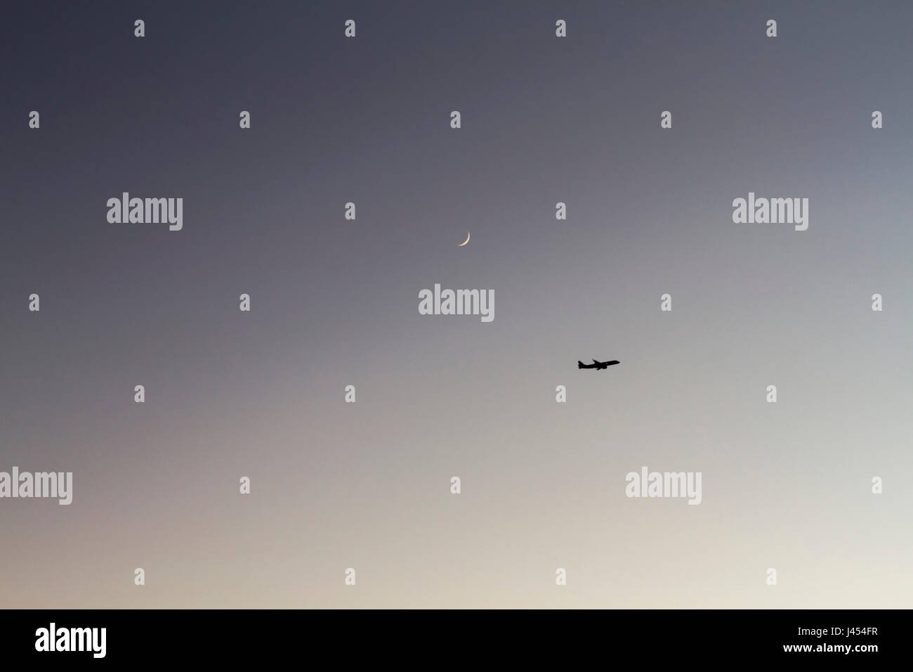 Ansicht des Flugzeuges in den Nachthimmel und Mond Stockfoto