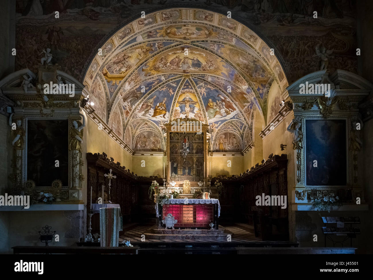 Die wunderschöne Gemälde und Fresken des Santuario della Santissima Trinità in Casnigo, Val Seriana, Provinz Bergamo, Lombardei, Italien. Stockfoto
