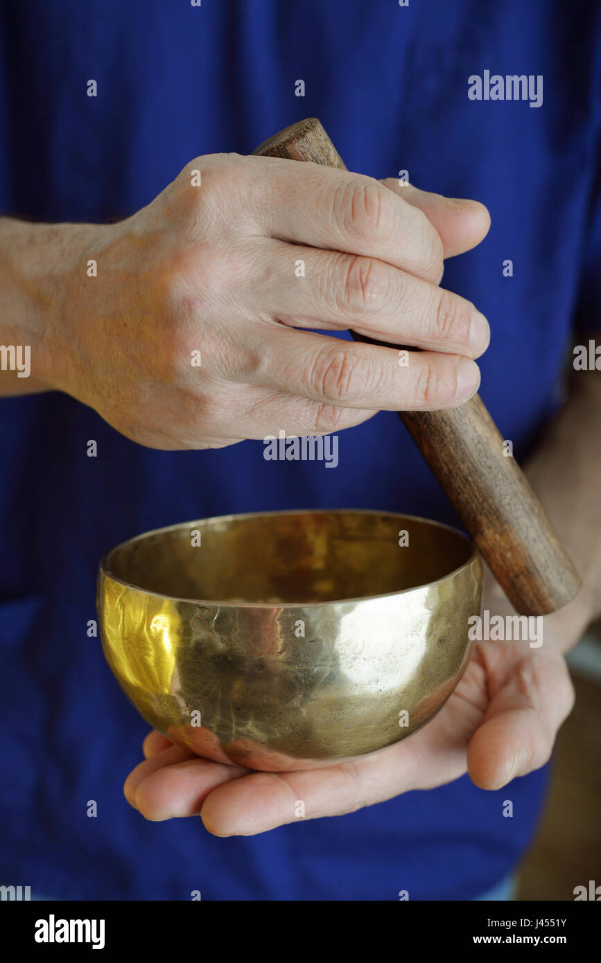 Gute Heiler mit tibetischen Klangschalen closeup Stockfoto