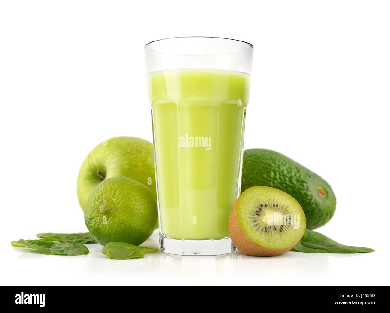 Gesunden grünen Smoothie mit Spinat, Avocado, Kiwi, Apfel und Limette isoliert auf weiss Stockfoto