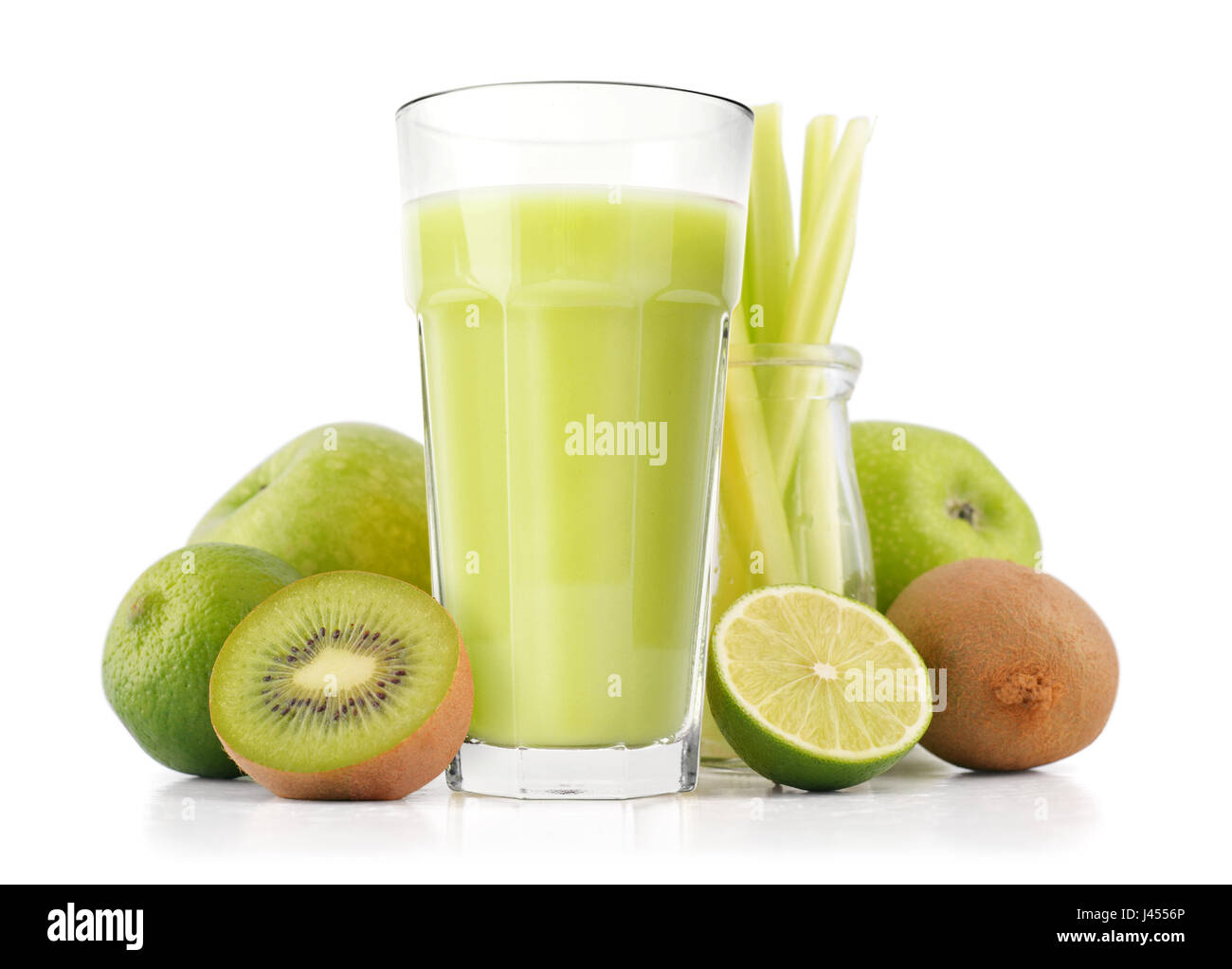 Gesunden grünen Smoothie mit Spinat, Avocado, Kiwi, Apfel und Limette isoliert auf weiss Stockfoto