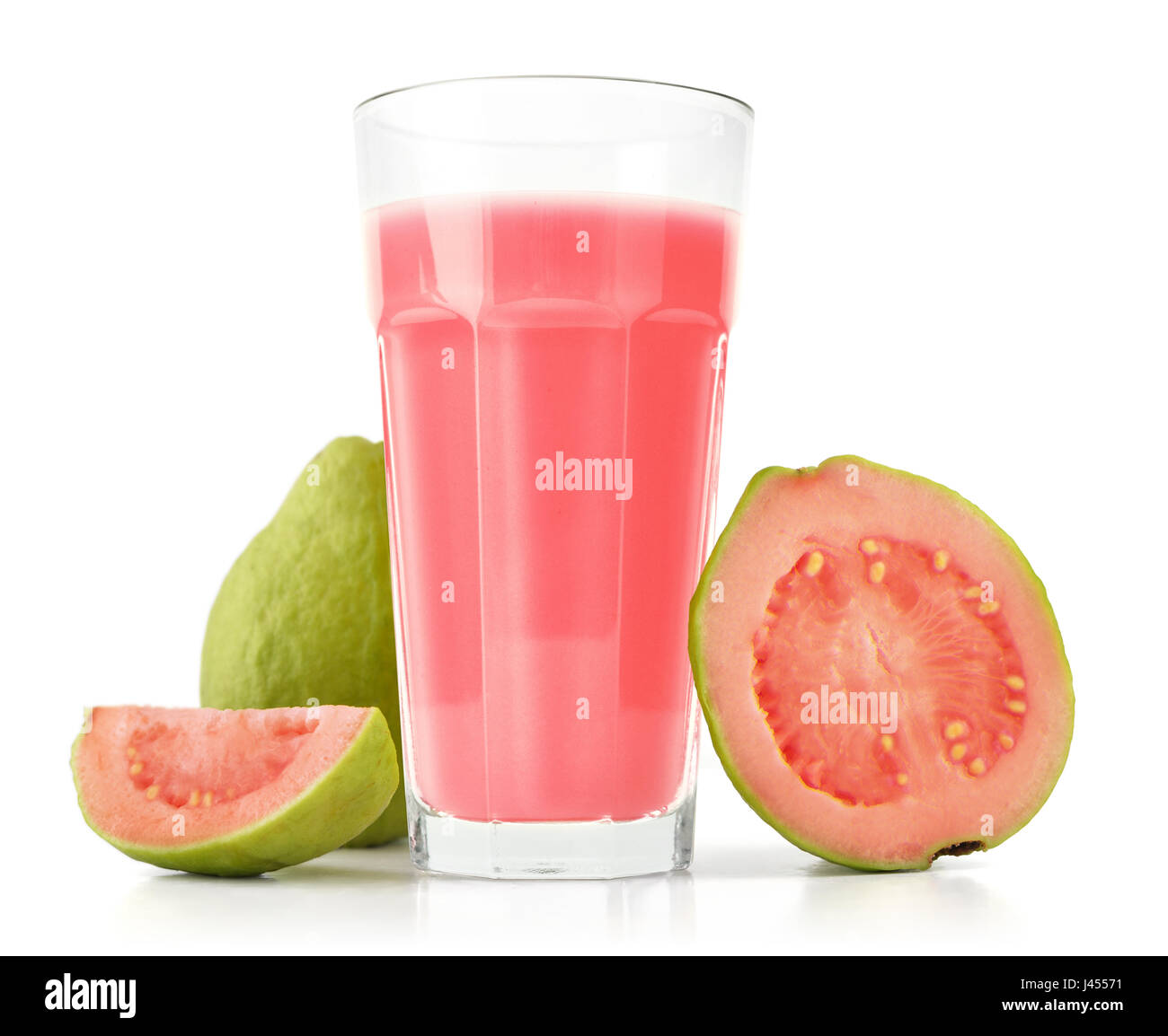 Glas der Guave Smoothie mit Guava Obst isoliert auf weißem Hintergrund Stockfoto