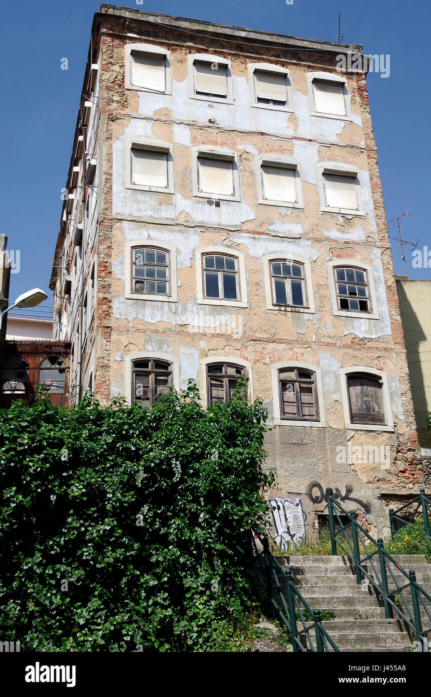 Gebäude in der Rua de Santa Barbara, Estafania Viertel, Gebäude leer und wartet auf Sanierung oder Abriss, in Graffiti bedeckt Stockfoto