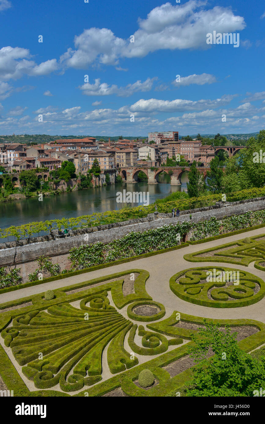 Der Fluss Tarn und Berbie Palace Gärten, Albi, Occitanie, Frankreich. Stockfoto