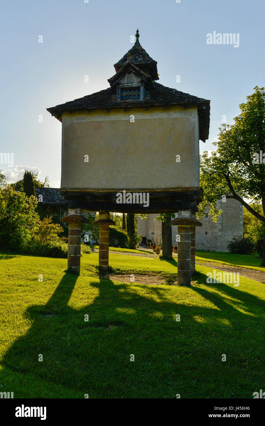 Frei stehende Taubenhaus im Chateau de Raymagues, in der Tarn-Region von Occitanie, Frankreich. Stockfoto