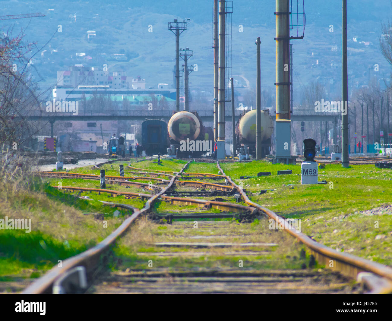 Die Schienen der Eisenbahn gehen weit weg Stockfoto