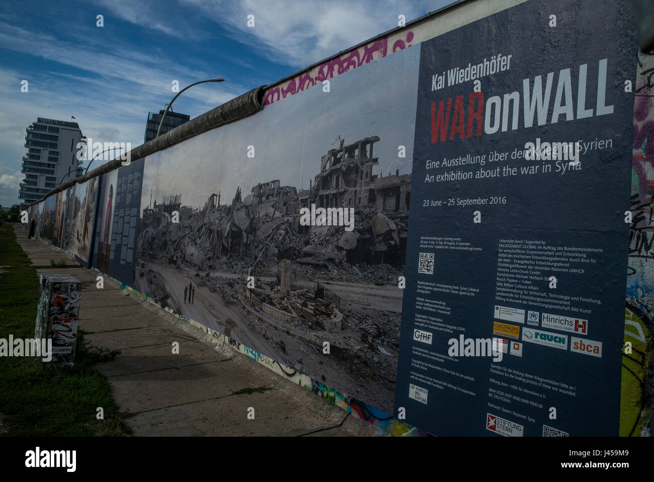 Der "Krieg gegen die Wand" Folgen des Krieges in Syrien-Ausstellung des deutschen Fotografen Kai Weidenhofer, der an der Berliner Mauer angezeigt wurde. Stockfoto