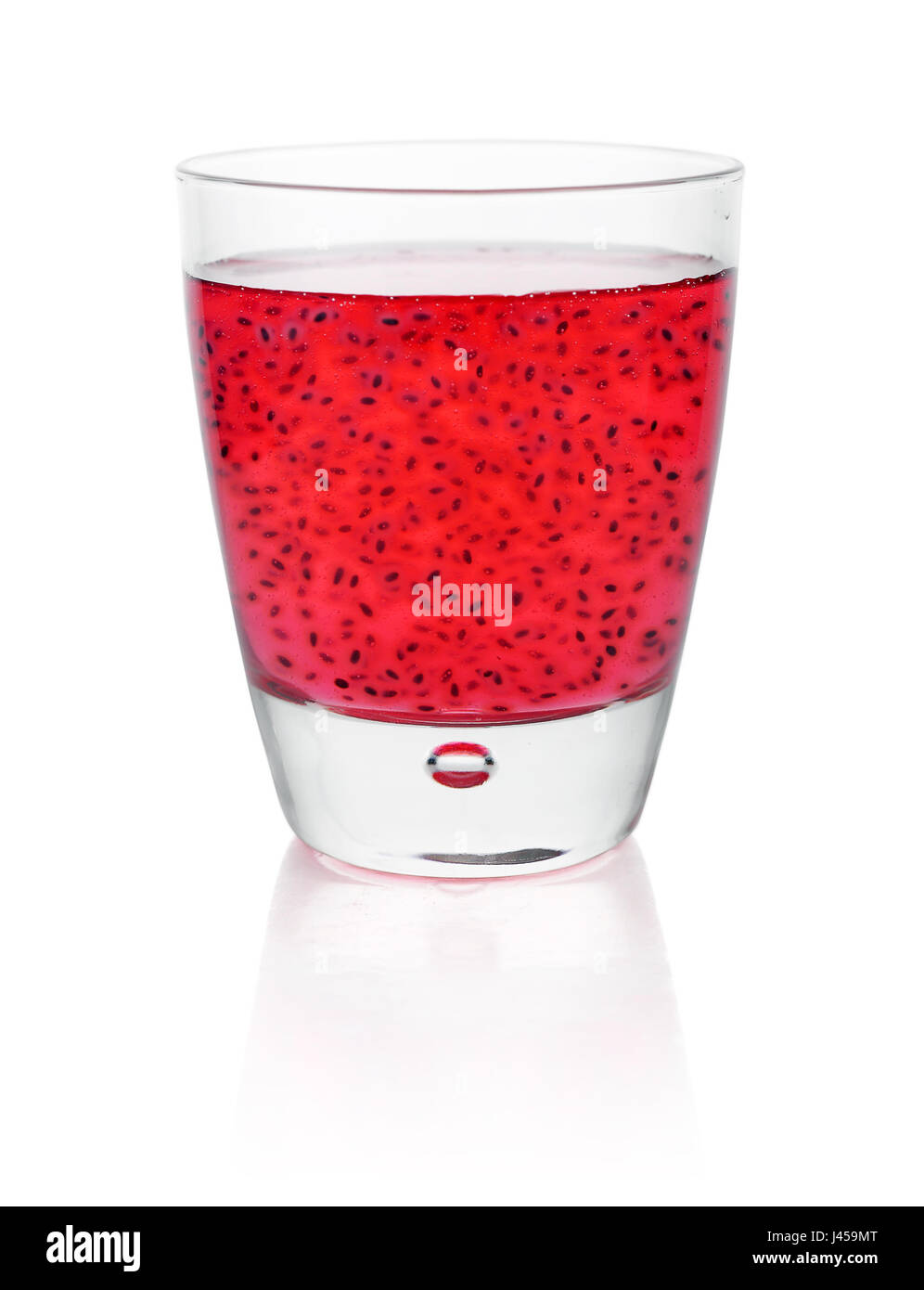 Rotes Basilikumsamen trinken in Glas isoliert auf weißem Hintergrund Stockfoto