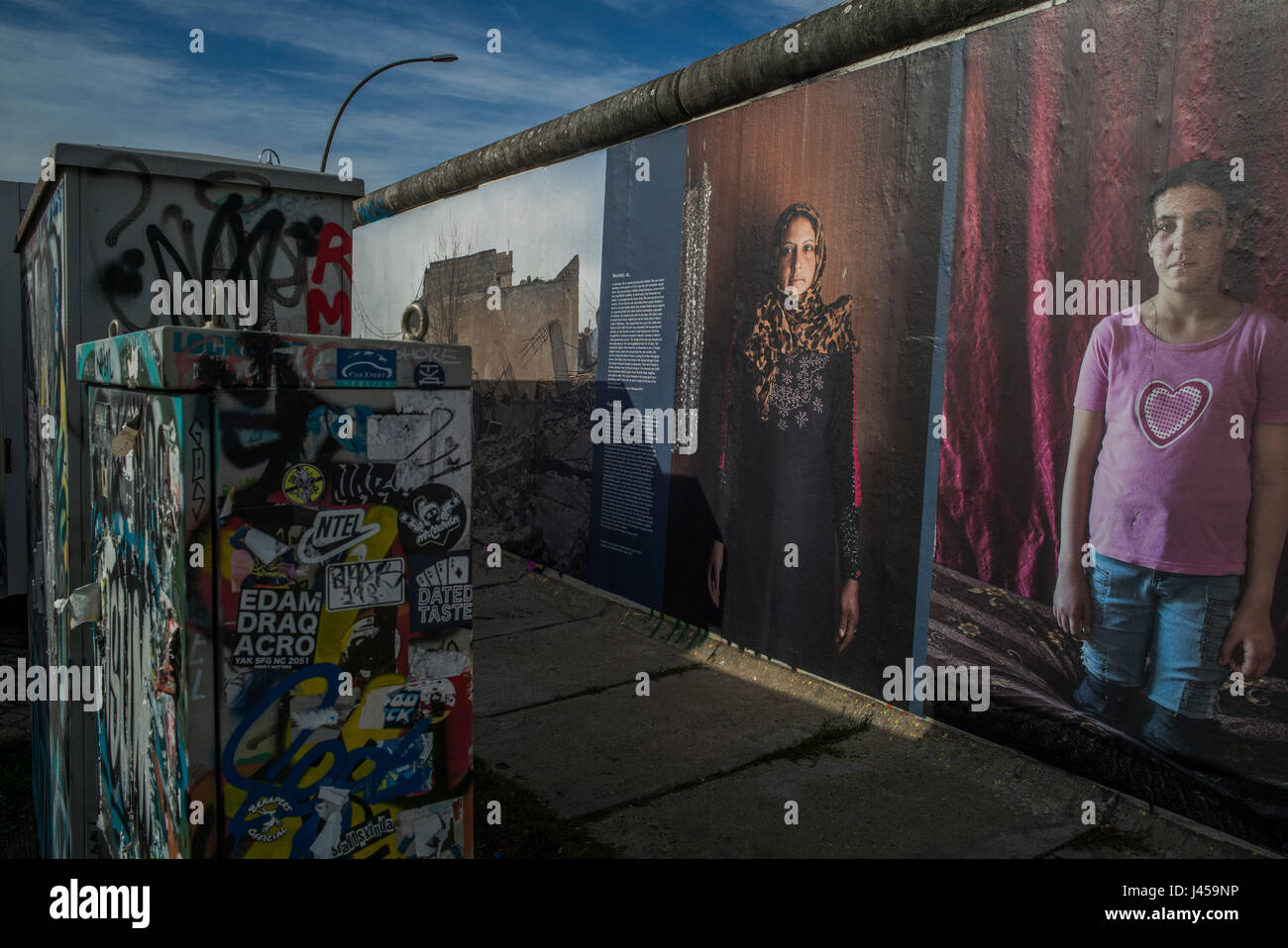 Der "Krieg gegen die Wand" Folgen des Krieges in Syrien-Ausstellung des deutschen Fotografen Kai Weidenhofer, der an der Berliner Mauer angezeigt wurde. Stockfoto