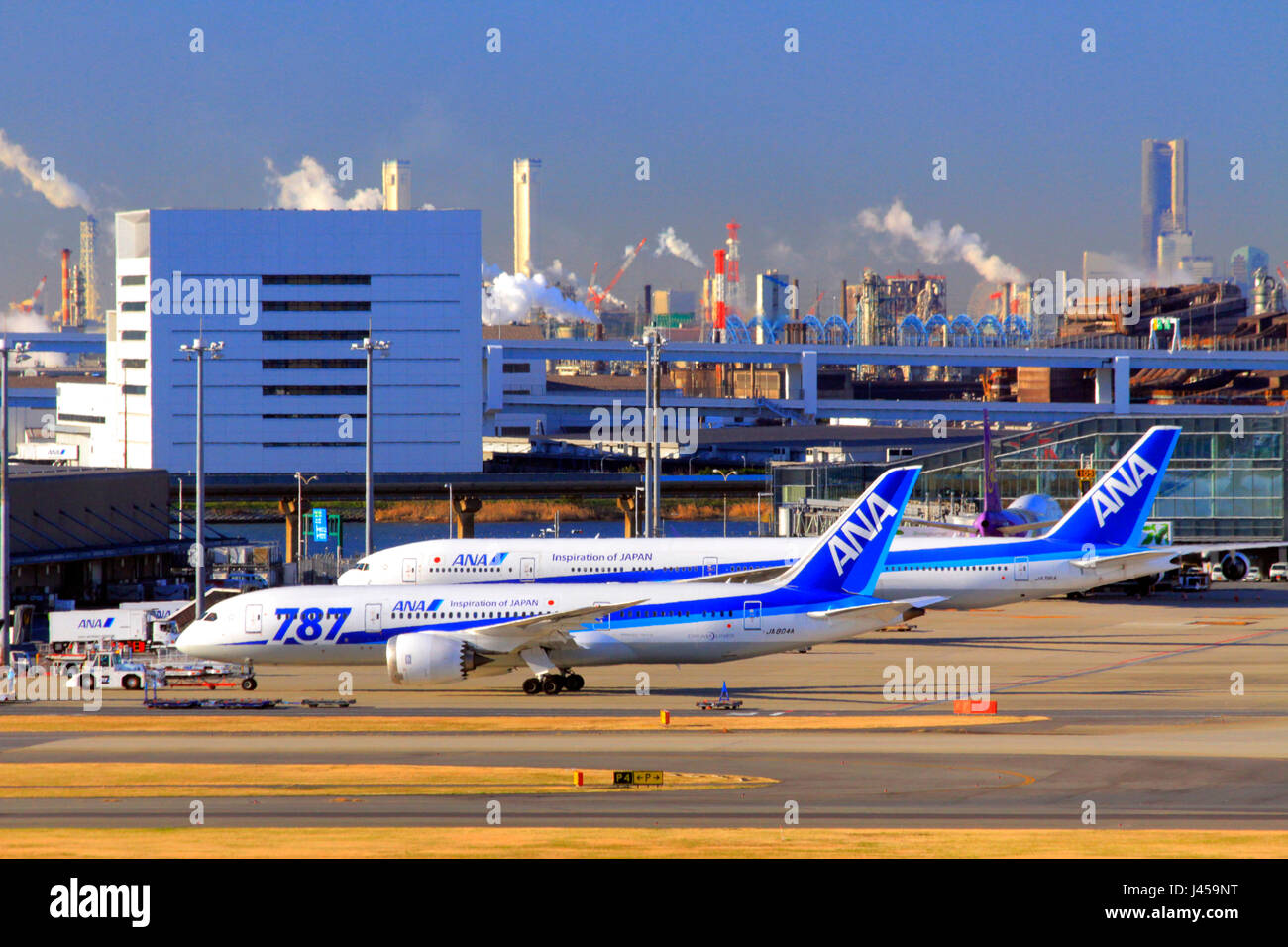 Haneda Flughafen Kawasaki Industrial District im Hintergrund Tokio Japan Stockfoto