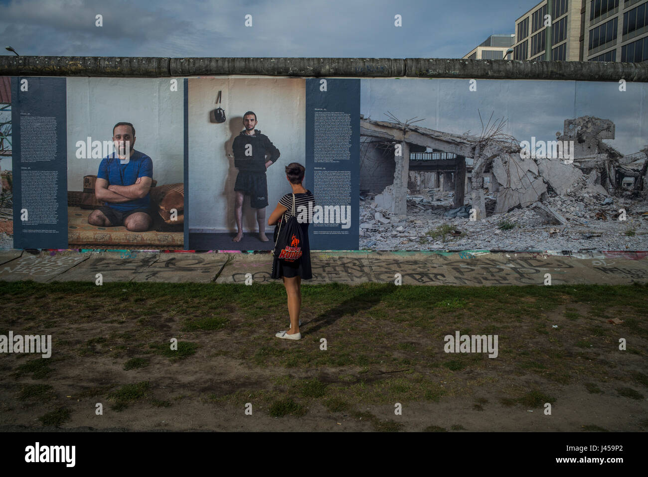 Der "Krieg gegen die Wand" Folgen des Krieges in Syrien-Ausstellung des deutschen Fotografen Kai Weidenhofer, der an der Berliner Mauer angezeigt wurde. Stockfoto