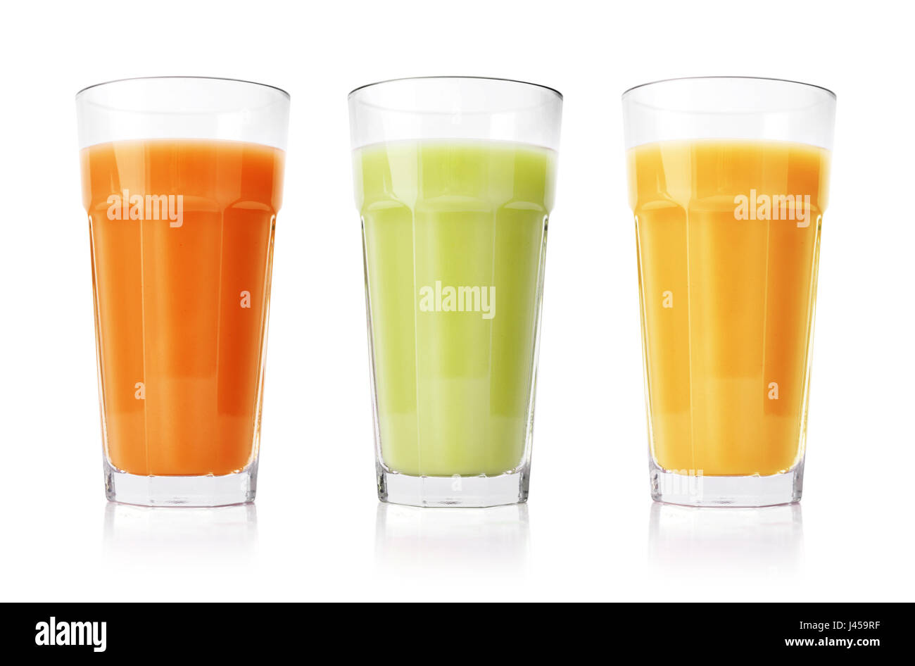 Grün, orange und gelben Smoothies in Gläsern isoliert auf weißem Hintergrund Stockfoto