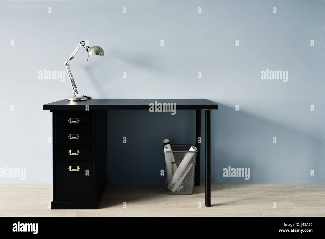 Apple-Stil minimalistischen Arbeitsplatz Mock-up in der Nähe von blauen Wand Stockfoto