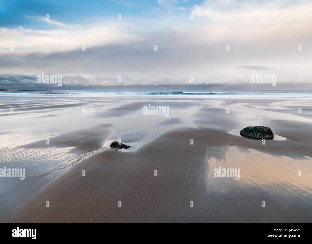 Den nassen Sand der Embleton Bay in der Abenddämmerung auf der Northumbrian Küste, Northumberland, England Stockfoto