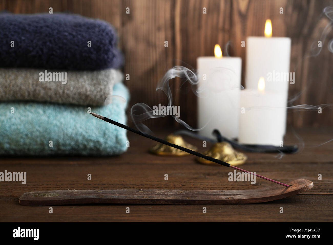 Indische Räucherstäbchen mit Rauch auf hölzernen Hintergrund closeup Stockfoto