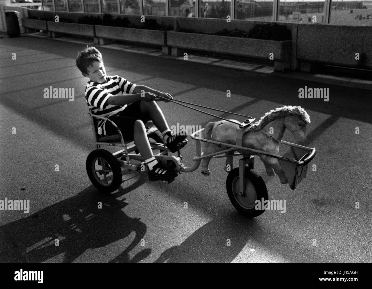 AJAXNETPHOTO. 1996. LE TOUQUET, FRANKREICH. -WAGEN RACER - YOUNGSTER IN EINEM PEDAL ANGETRIEBENEN WAGEN BUGGY AUF DER PROMENADE. FOTO: JONATHAN EASTLAND/AJAX REF: 960308 Stockfoto