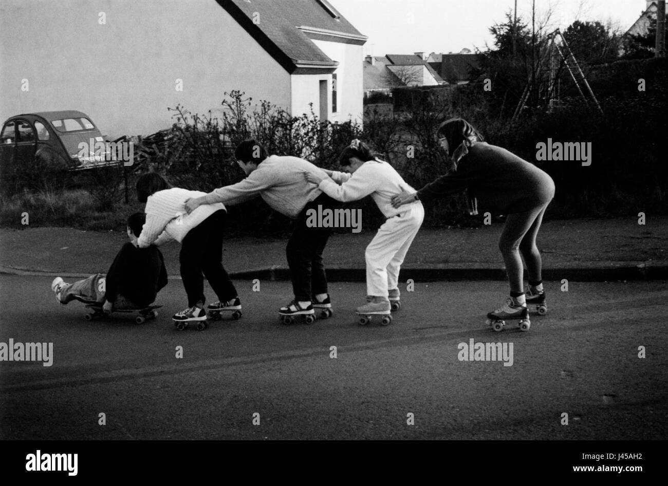 AJAXNETPHOTO. 1991. PLERIN, FRANKREICH. -IMMOBILIEN SKATES - JUGENDLICHE, FÜR A SPIN AM WEIHNACHTSTAG. FOTO: JONATHAN EASTLAND/AJAX REF: 912512 Stockfoto