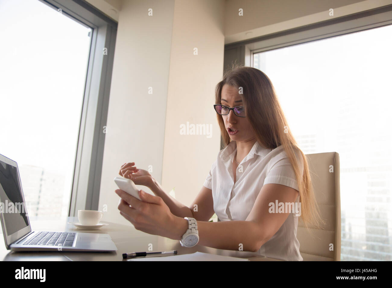 Geschäftsfrau zornig wegen Handy Aufschlüsselung Stockfoto