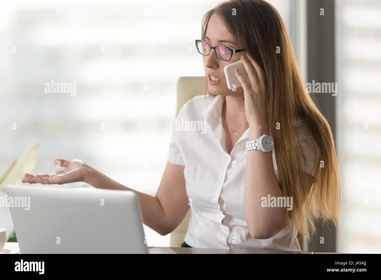 Beschäftigt Unternehmerin streiten per Telefon Stockfoto