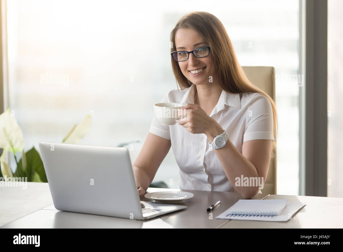 Geschäftsfrau mit Tasse Kaffee entspannen. Stockfoto