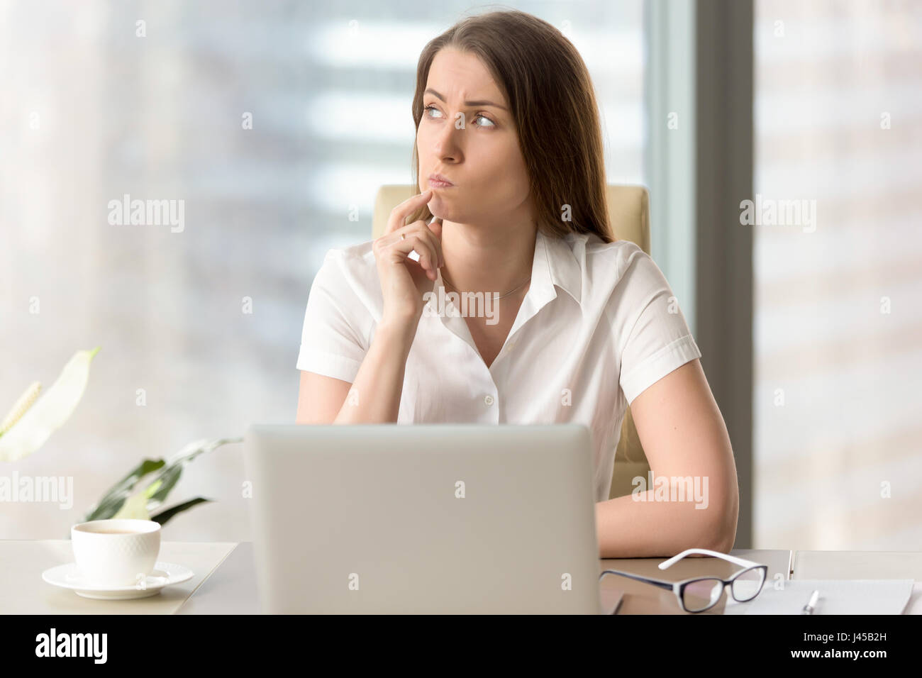 Geschäftsfrau, die schwierige Frage nachzudenken Stockfoto