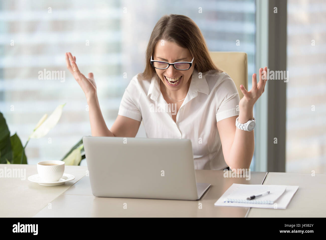 Geschäftsfrau in Wut nach Verlust der Informationen Stockfoto