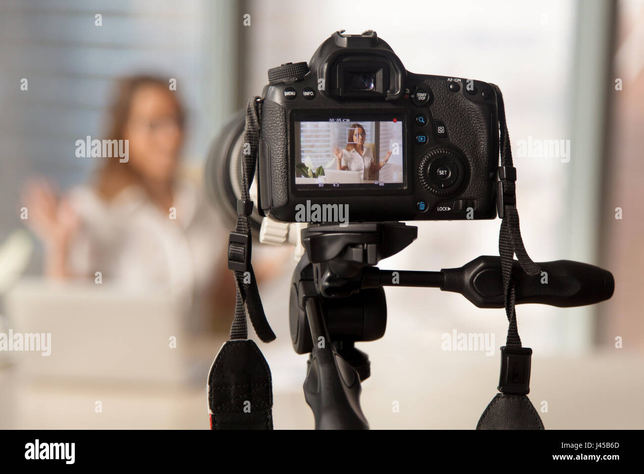 Aufnahme-Business video auf moderne DSLR-Kamera Stockfoto