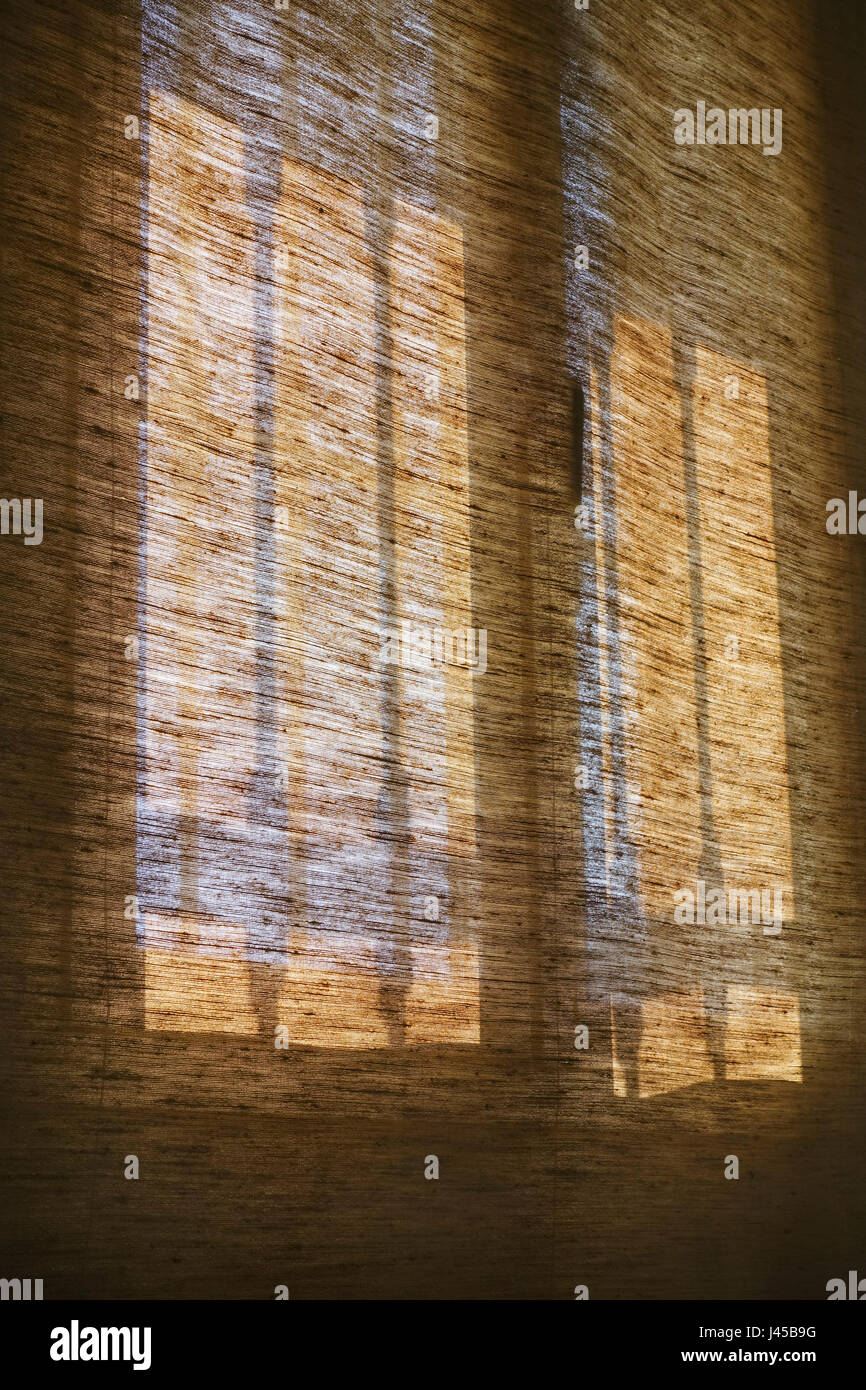 Sonnenlicht durch die vergitterten Fenster Rollo, Jalousien, morgen. Stockfoto