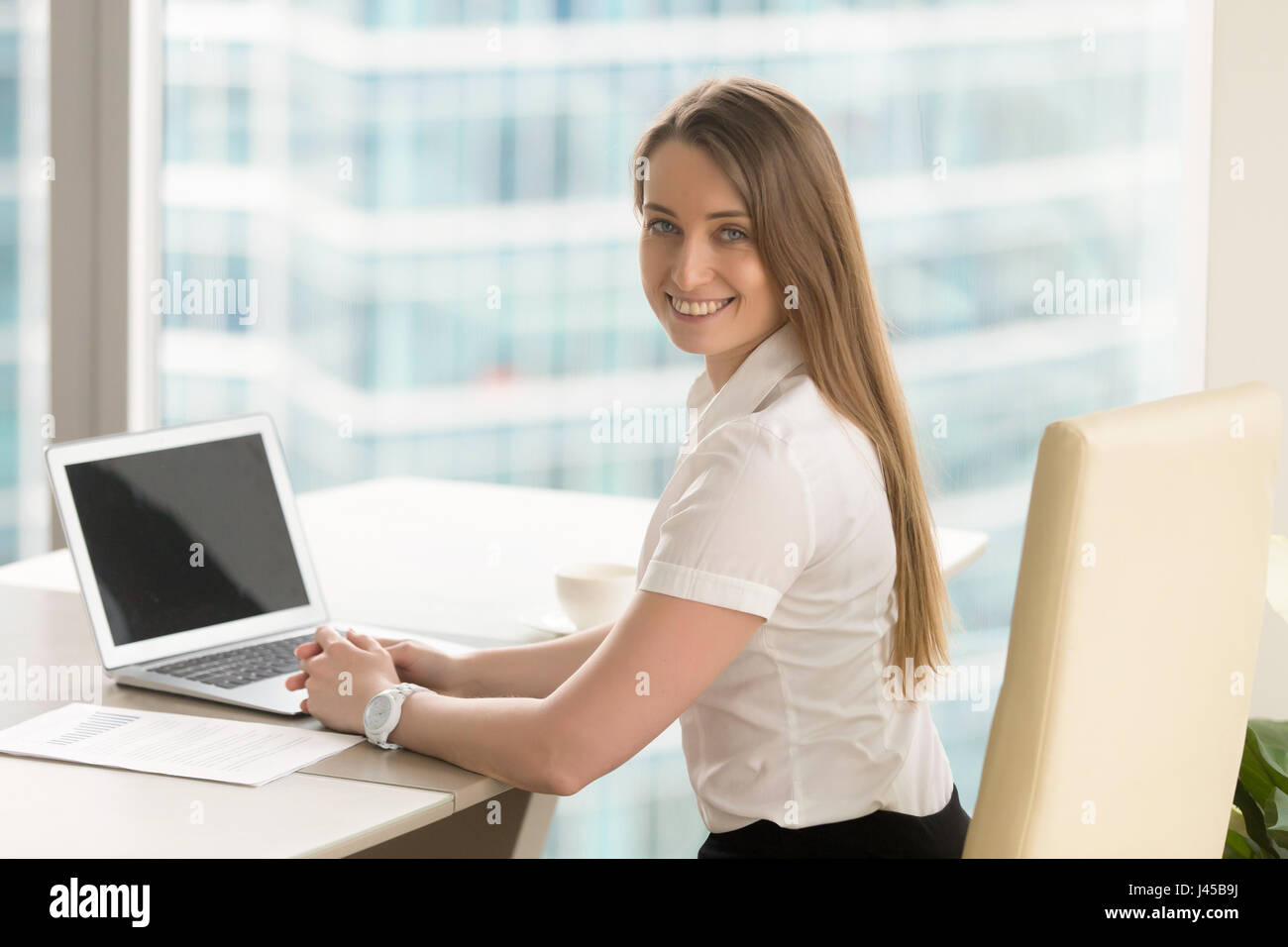 Glückliche junge Unternehmerin arbeiten im Büro Stockfoto