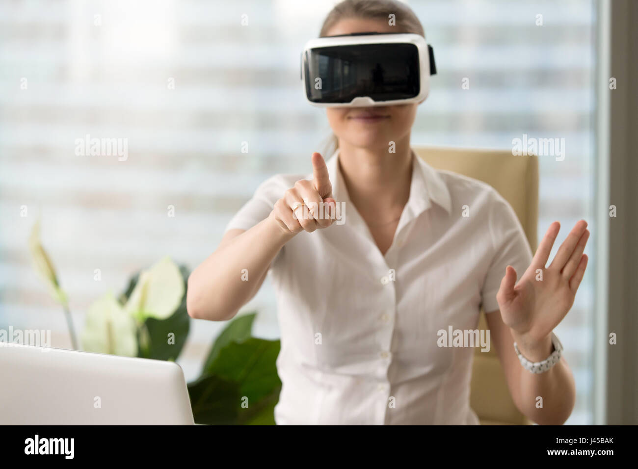 Frau in VR Kopfhörer berühren virtuelle Objekte Stockfoto