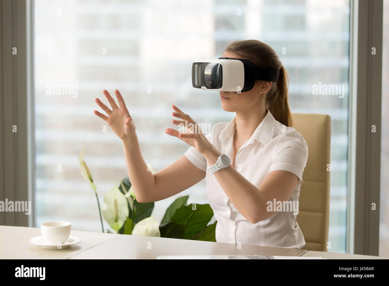 Junge Mädchen, das virtuelle Präsentation in VR Kopfhörer Stockfoto