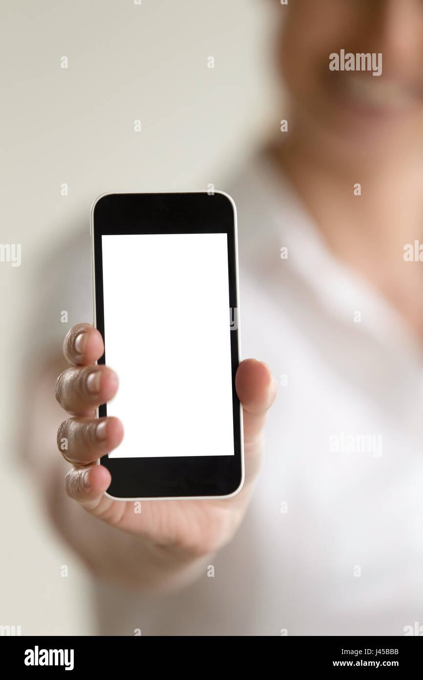 Leere moderne Handy in der Hand der unscharfen Frau Stockfoto