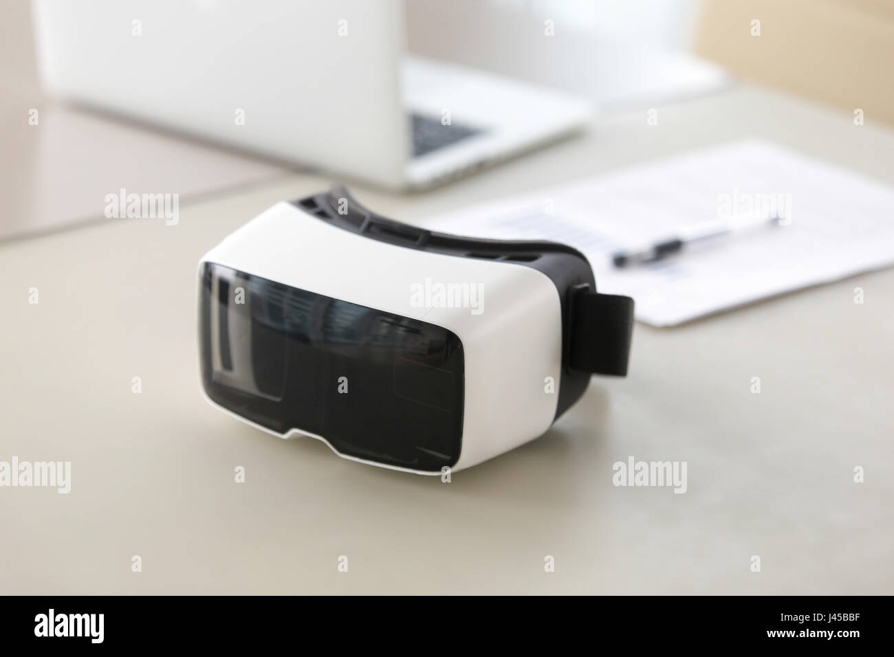 Foto von virtual-Reality-Brille am Bürotisch Stockfoto