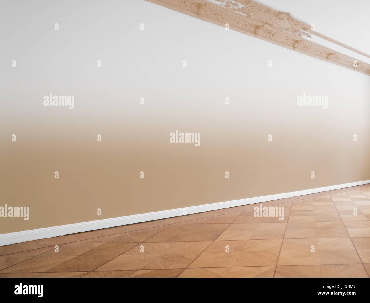 Wand-Hintergrund im leeren Raum mit Holzboden Stockfoto