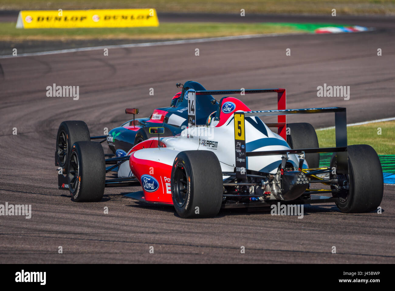 Formel 4 Racing Fahrer Oliver York in Thruxton Circuit, Hampshire, auf Sonntag, 7. Mai 2017 zu konkurrieren. Stockfoto