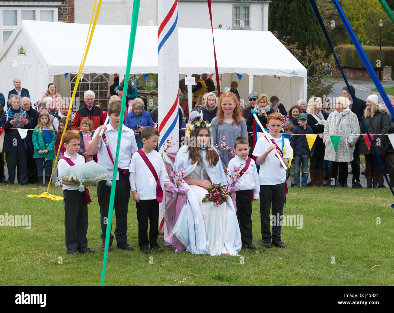 Die May Queen und Begleitern, sitzen an der Maibaum, Commissioner, North Yorkshire, England, UK Stockfoto