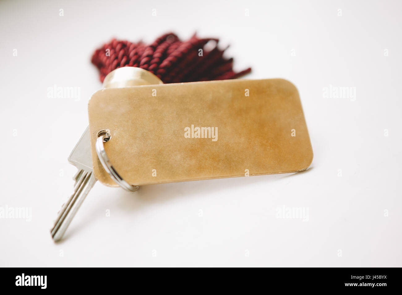 Schlüsselanhänger Quaste auf blassen, grauen Hintergrund Stockfoto