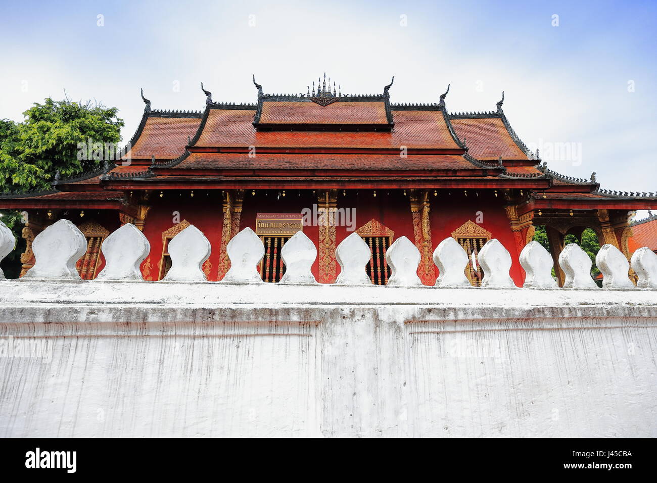 Blick vom Luang rd.-Viharn-Sim-Montagehalle. Wat Sene Souk Haram-100.000 Schätze dieser Tempel wurde erbaut im Jahre 1718 AD.by Tia Tiao unter König Kitsarath mit Stockfoto