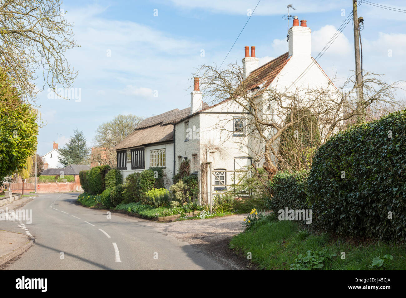Englisches Dorf Straße mit einem Cottage, in den ländlichen Nottinghamshire Dorf Cropwell Butler, Nottinghamshire, England, Großbritannien Stockfoto