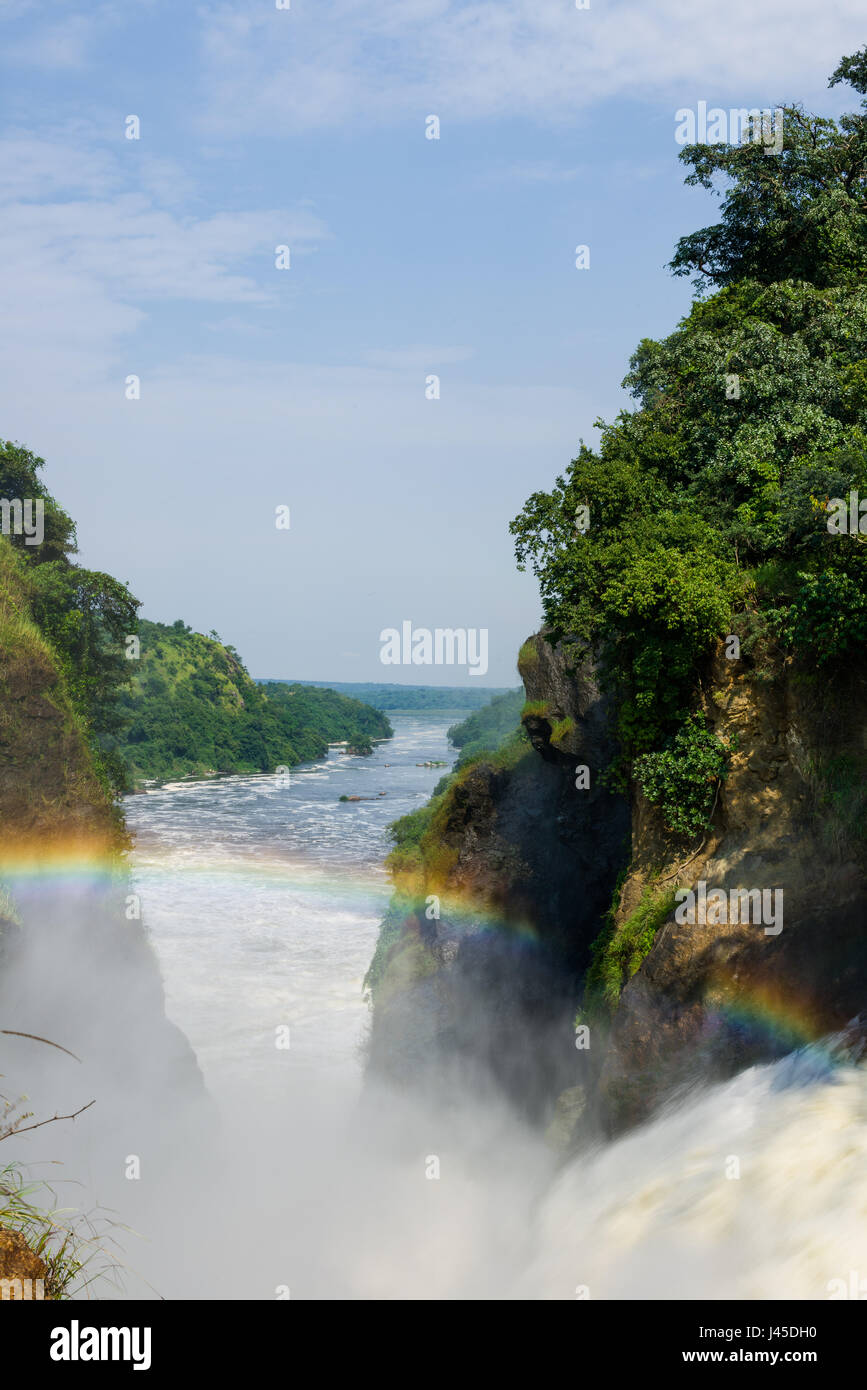 Einen kleinen Regenbogen über Murchison Falls Wasserfall durch Besprühen mit Wasser, Uganda Stockfoto