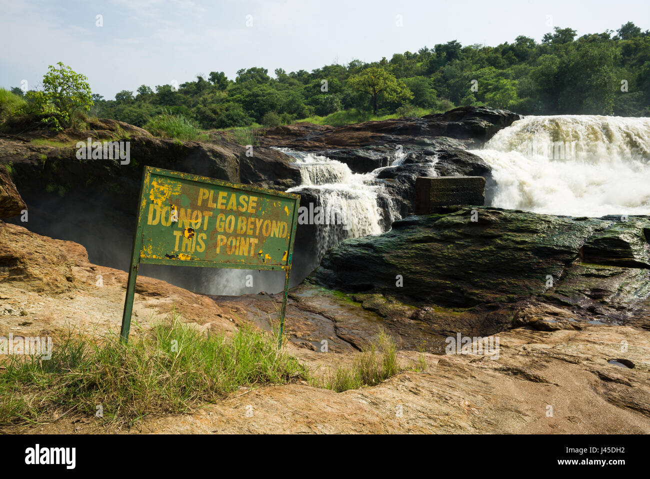 Murchison Falls Bereich über dem Wasserfall mit Warnschild, Uganda Stockfoto