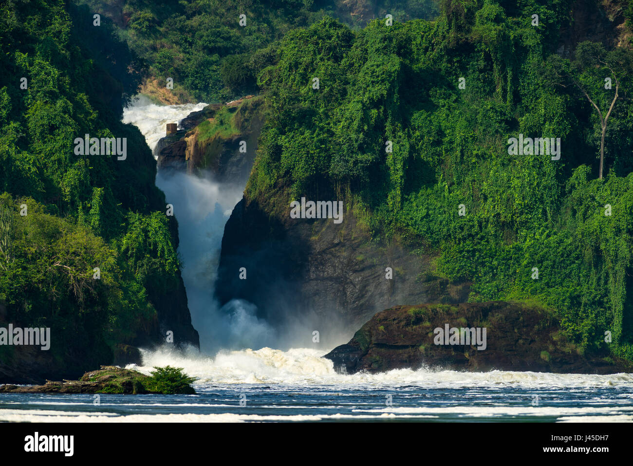Murchison Falls fließt zwischen Felsen und Bäumen, Uganda Stockfoto
